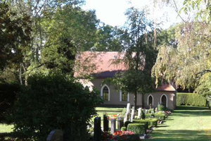 Kapelle mit Wiese und Bäumen