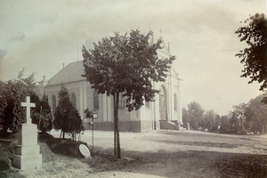 altes Schwarz-Weiß-Foto mit weißer Kapelle