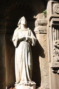 antik anmutende Frauenfigur in Nische